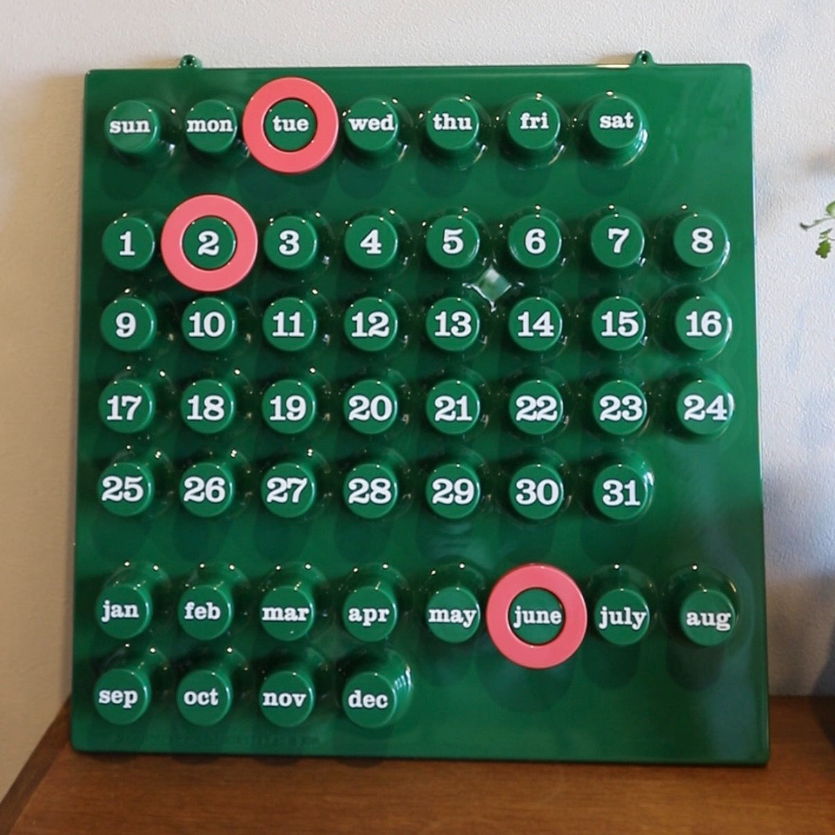 ring a date wall calendar